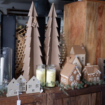 kerstboom hout 2 delig hoog 56 cm breed 17.5 cm diep 17.5 cm ib-laursen christmas tree standing en huisjes stillenat gingerbread & hearts huisjes facade1