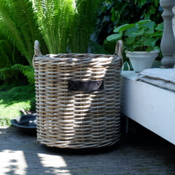 grijs rotan mand met grepen op wielen rond koboo grey en leer applicatie teak houten bodem hoog 54 cm diameter 50 cm