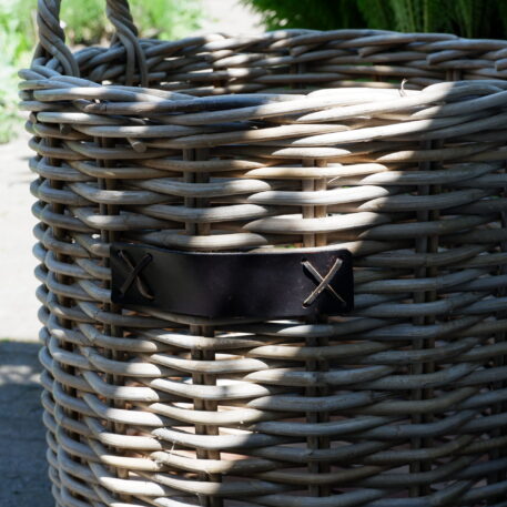 grijs rotan mand met grepen op wielen rond koboo grey en leer applicatie teak houten bodem hoog 54 cm diameter 50 cm5