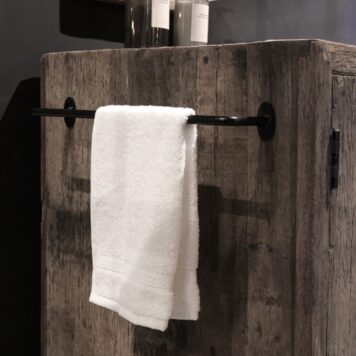 be-uniq handdoekstang joep zwart metaal 38.5 cm breed en 9 cm diep ovaal wandplaatje is 5 cm hoog en 2.5 cm breed