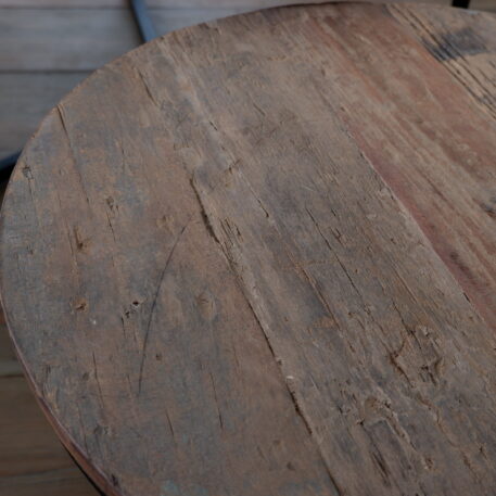 be-uniq salontafel dirk rond 61 cm small en 75 cm large oud vergrijsd hout met zwart staal oderstel round coffee table dirk bovenblad karakter2