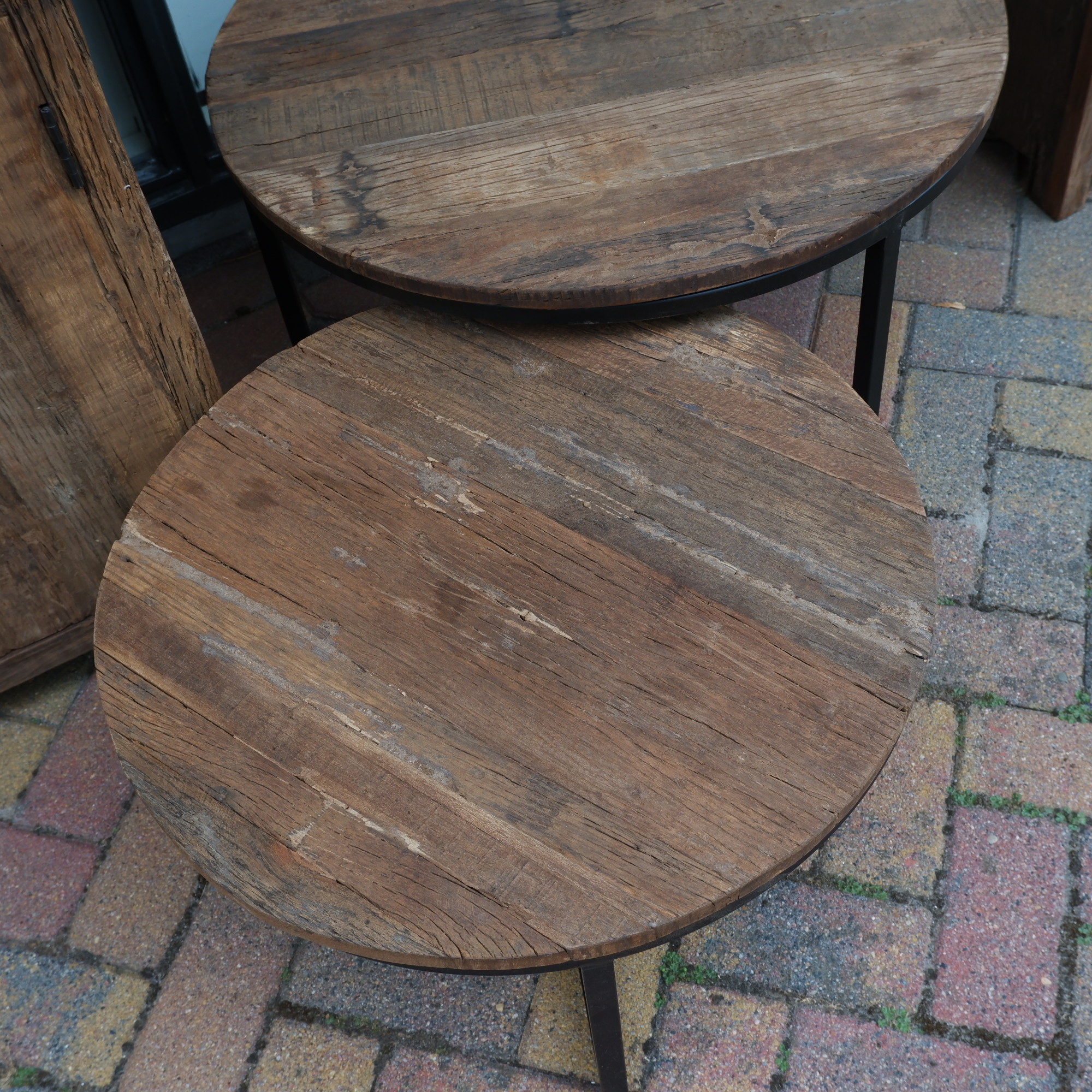 be-uniq salontafel dirk rond 61 cm small en 75 cm large oud vergrijsd hout met zwart staal round coffee table dirk small blad