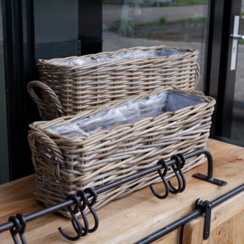 grijs rotan mand rechthoek met riet grepen en plastic voering koboo grey hoog 20 cm breed 54 cm breedte met greep is 60 cm diep 20 cm