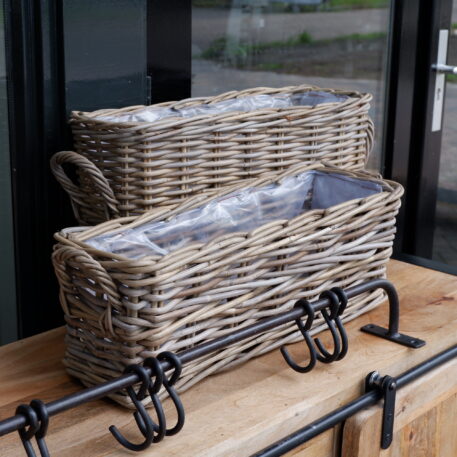 grijs rotan mand rechthoek met riet grepen en plastic voering koboo grey hoog 20 cm breed 54 cm breedte met greep is 60 cm diep 20 cm