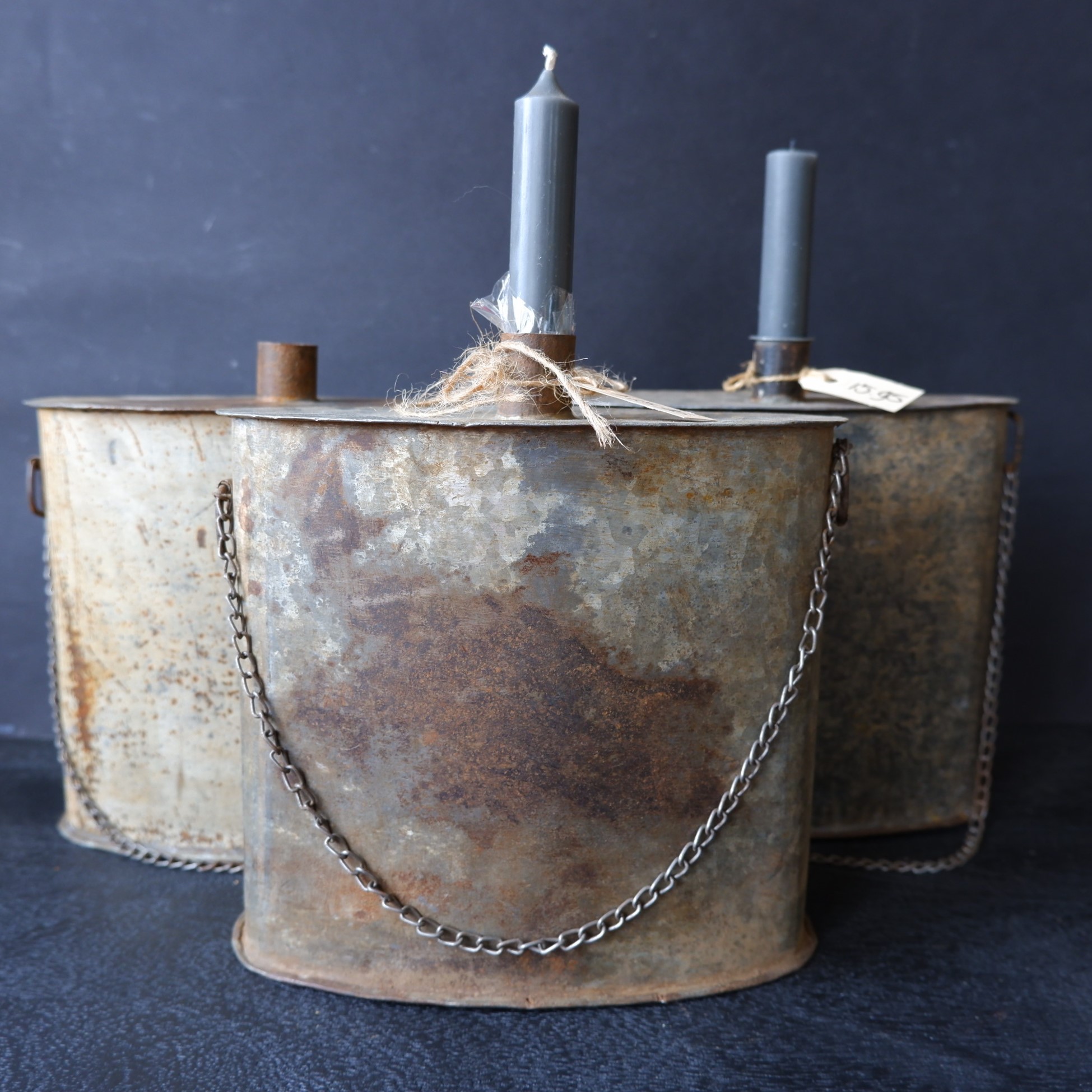 oude veldfles zink ovaal met ijzeren ketting hoog 23 cm en breed 22 cm diep11 cm