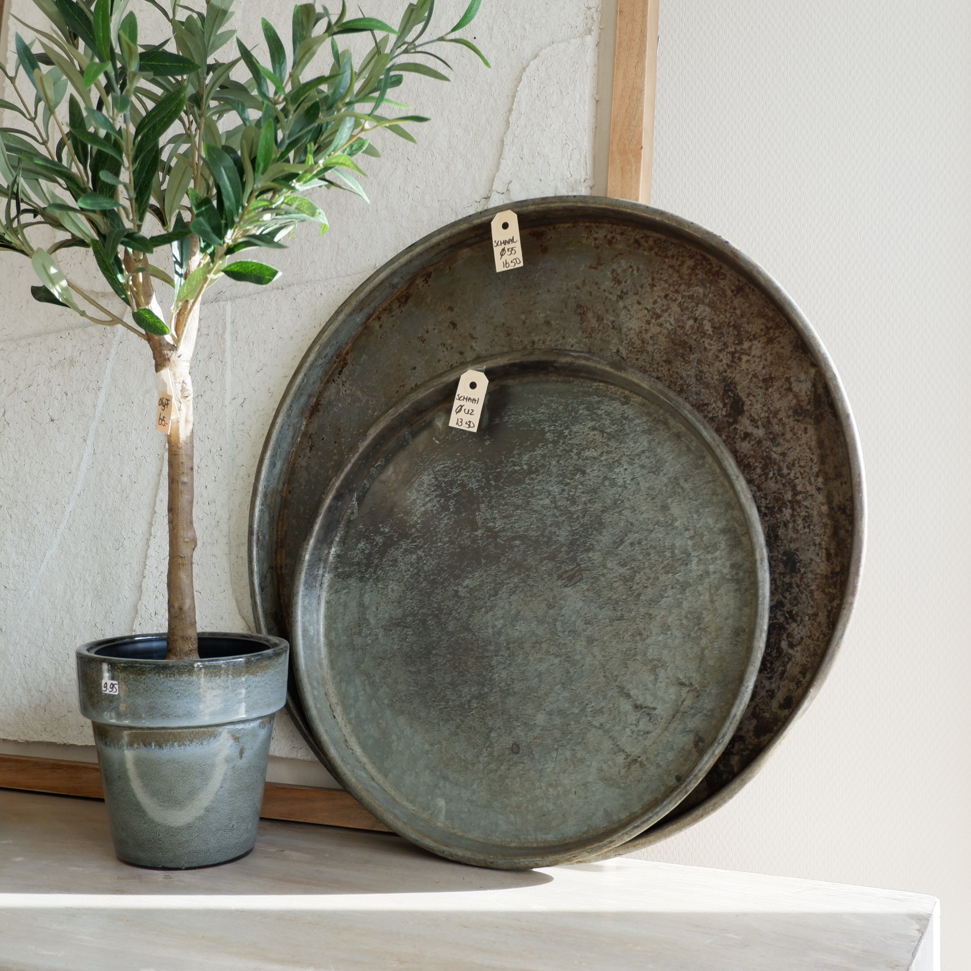 schaal dienblad plateau zink rond diameter 55 en 42 cm en bloempot grace licht grijs olijfboompje