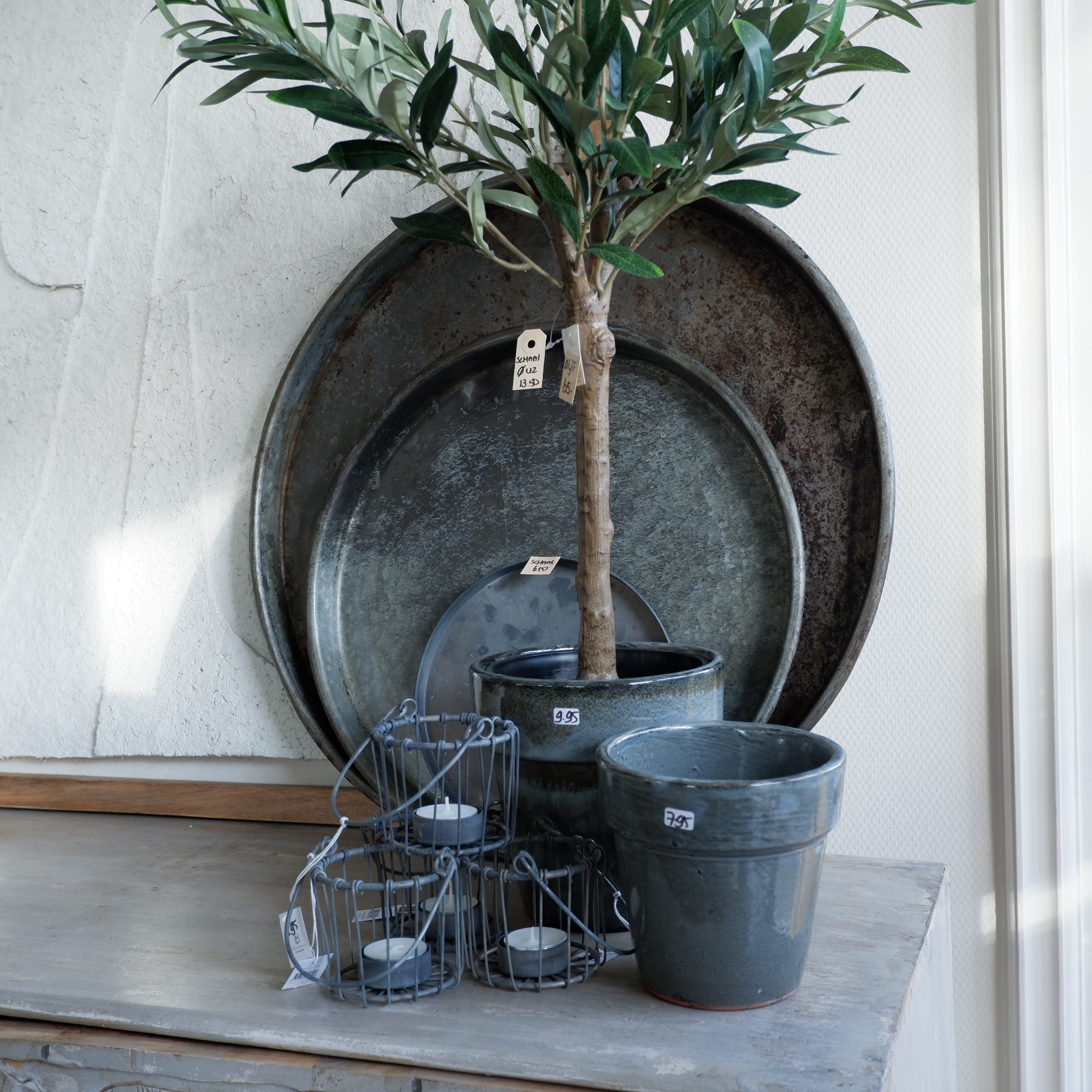 schaal plateau dienblad zink rond diameter 55 en 42 cm en bloempot grace olijfboompje en waxinehouder zink