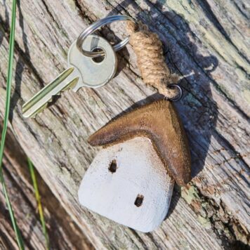 sleutelhanger huisje met bruin dak drijfhout hoog 5.5 cm breed 4.5 cm dik 1.5 cm totale lengte 12 cm ib laursen key ring white house brown roof driftwood2