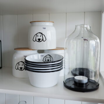 affari of sweden glazen stolp sfeerlicht 26.5 cm hoog ib-laursen wit emaille honden voer-waterbak en koekjespot