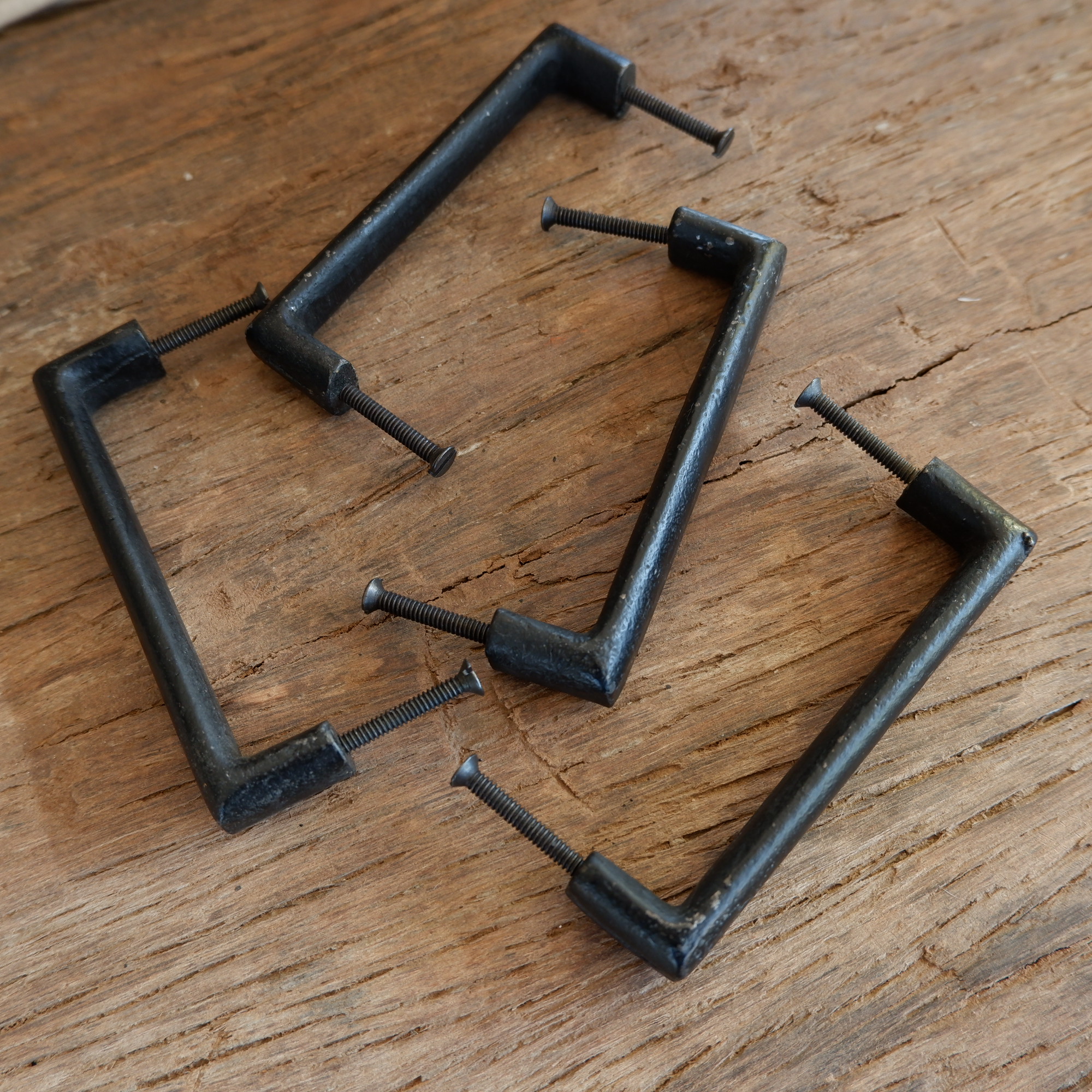 be uniq handgreep urban kast greep ladegreep breed 12 cm hoog 2.7 cm smeedijzer antiek zwart1