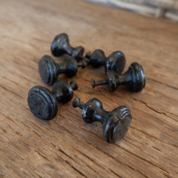 be uniq knop kast knop ladeknop klein rond diameter 2.5 cm hoog 2.7 cm smeedijzer antiek zwart1