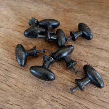 be uniq knop kast knop ladeknop ovaal breed 4 cm hoog 3.5 cm diep 2.3 cm smeedijzer antiek zwart