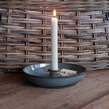 blaker kandelaar voor dinerkaars keramiek met reactief glazuur zeeblauw diameter 20 cm hoog 4 cm