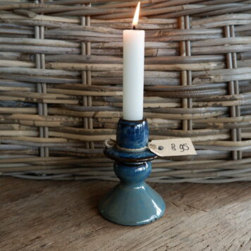 kandelaar voor dinerkaars keramiek met reactief glazuur zeeblauw hoog 11 cm diameter 8 cm1