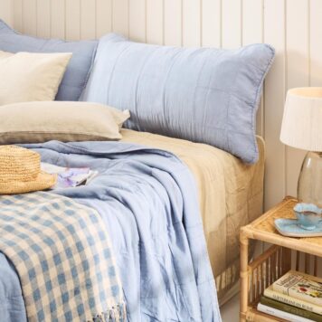 kussenhoes 50 x 90 cm katoen oud blauw voorzijde gequilt achterzijde met strikjes ib-laursen cushion cover for headbooard cornflower front quilted backside with tiebands3