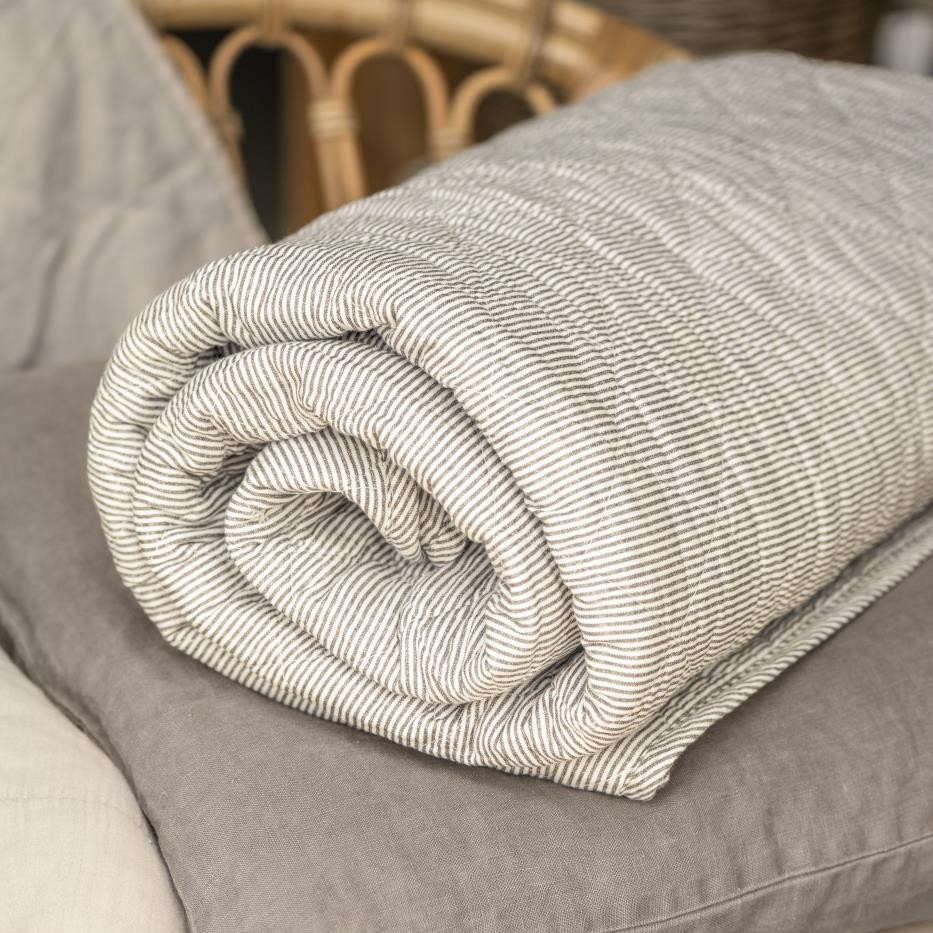 plaid-quilt katoen krijtstreep beige off white 130 x 180 cm ib-laursen quilt white-soil coloured stripes