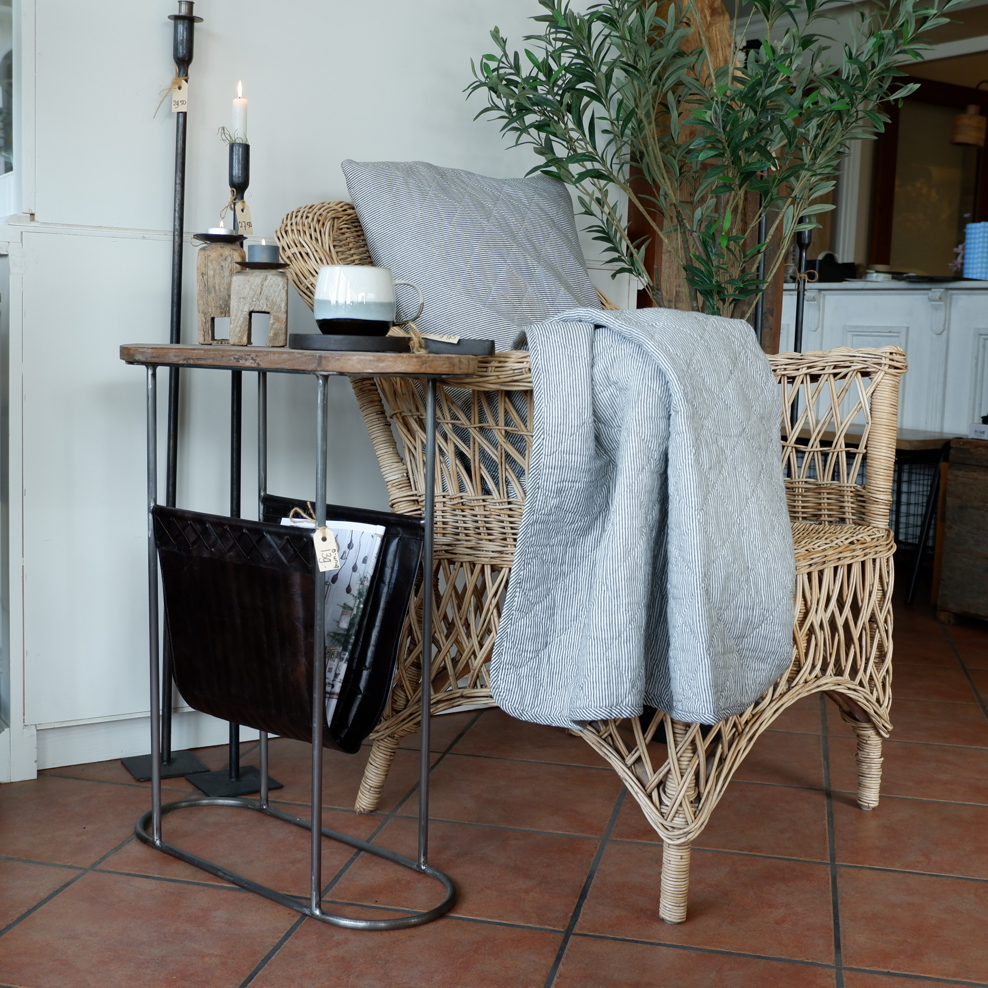 be uniq bijzettafel magazine lazy hoog 70 cm breed 56 cm diep 22.5 cm1