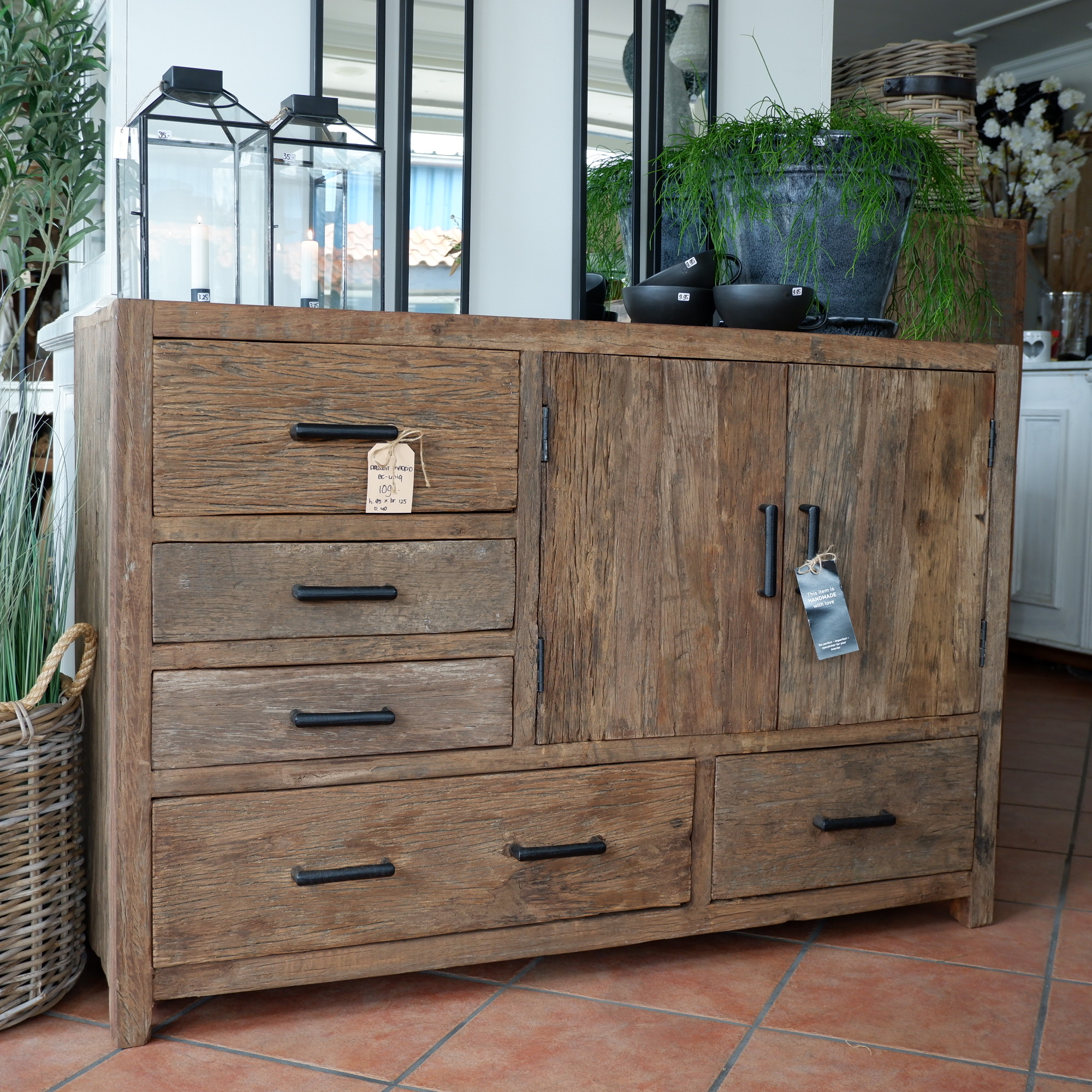be-uniq dressoir badkamermeubel madrid 6 lades 2 deuren oud vergrijsd teak hout 85 cm hoog 125 cm breed en 40 cm diep1