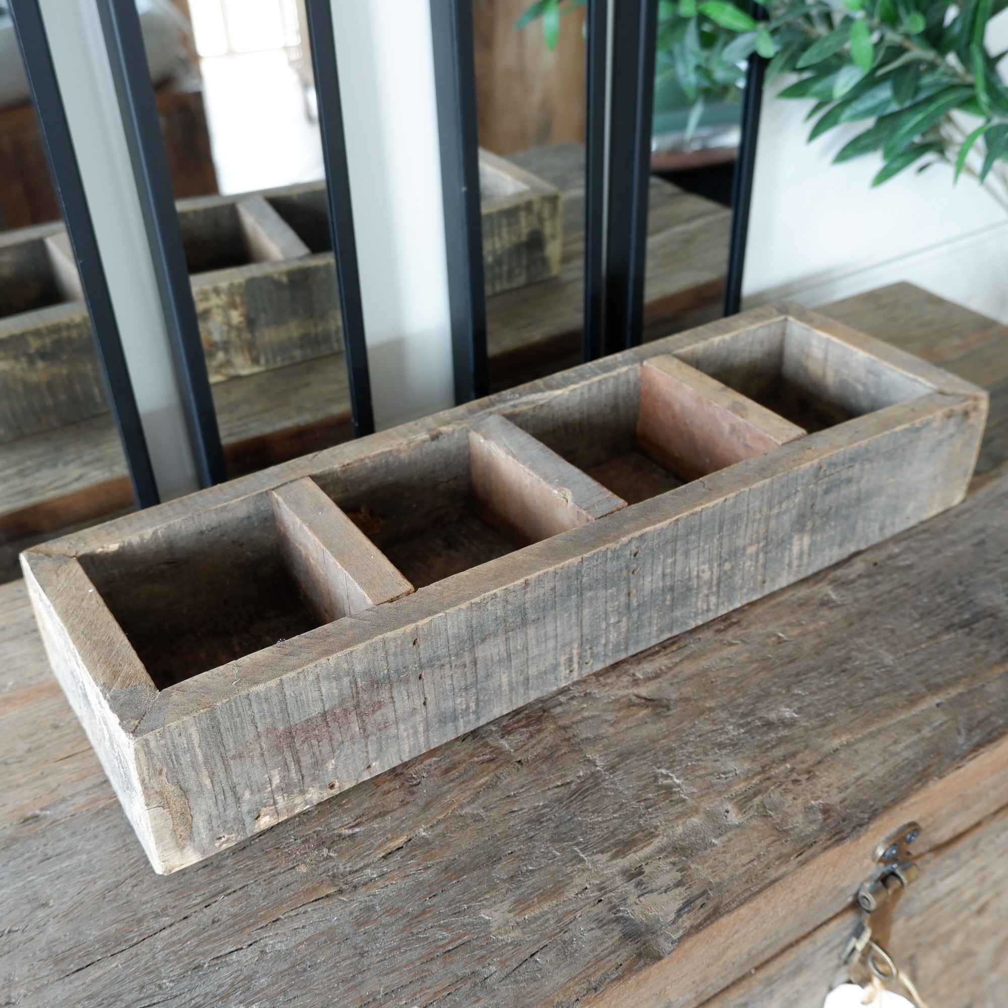 dienblad 4 vakkken oud vergrijsd hout hoog 7 cm breed 45 cm diep 14.5 cm andere lengtezijde op de foto