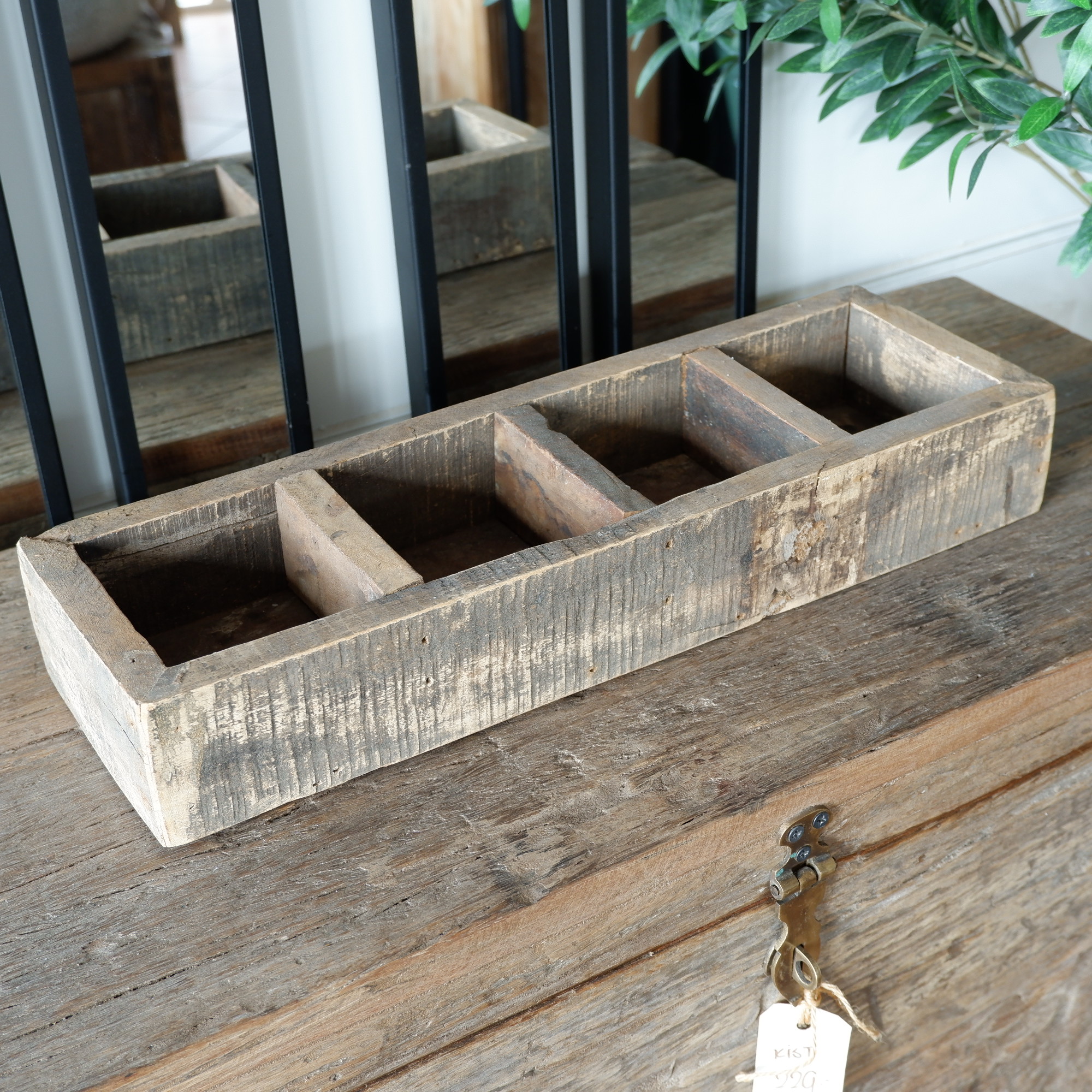 dienblad 4 vakkken oud vergrijsd hout hoog 7 cm breed 45 cm diep 14.5 cm1