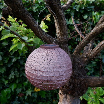 lumiz solar lampion round 20 cm tyvek patroon sashiko kleur mocha mousse is een zachte pastel bruin koper kleur