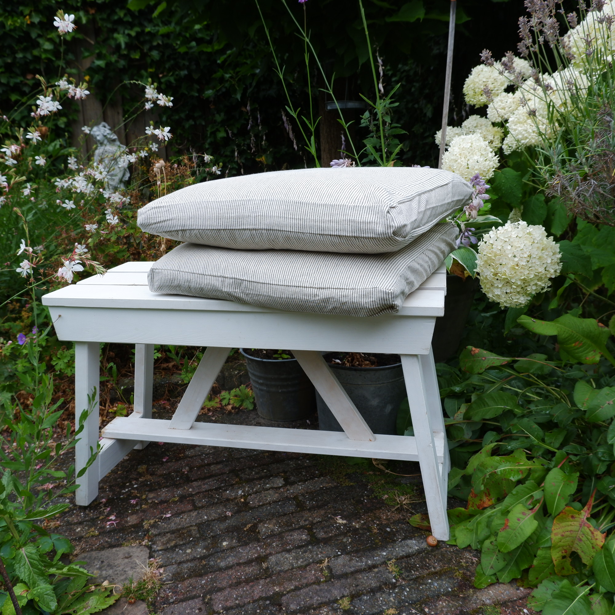 box kussenhoesje Lina 45 x 45 cm katoen naturel met zwart dun streepje ib-laursen box cushion cover lina