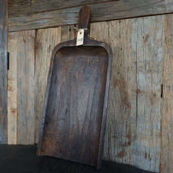 graanschep donker bruin open kant hoog 46.5 cm breed 19 cm randhoogte 4.1 cm greep 11 cm lang